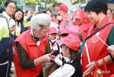 暖心!龙游街头,“夕阳”与“朝阳”牵手了~